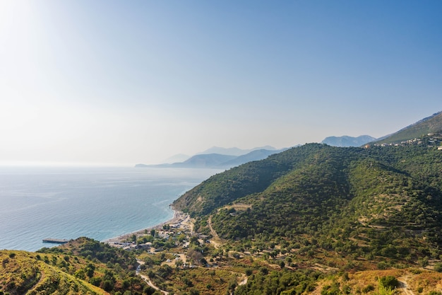 Paisaje marino de la mañana con hermosas montañas y mar