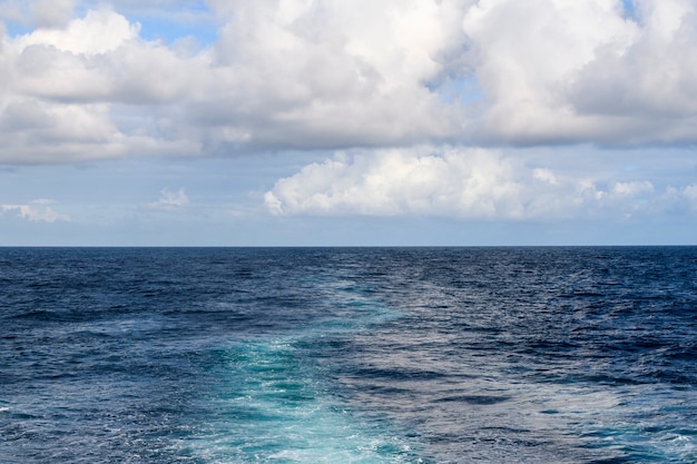 Paisaje marino, mar azul. Clima tranquilo. Vista desde el barco.