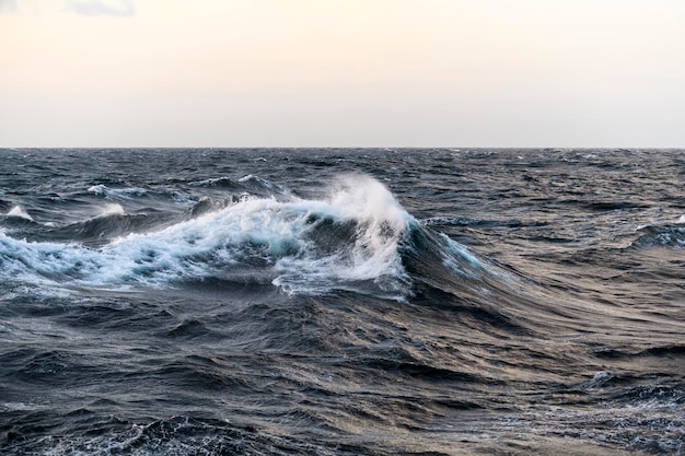 Paisaje marino mar azul Clima ventoso Vista desde el barco Olas en el mar Tormenta