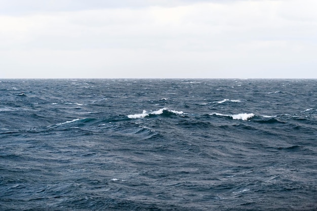 Paisaje marino mar azul Clima ventoso Vista desde el barco Olas en el mar Tormenta