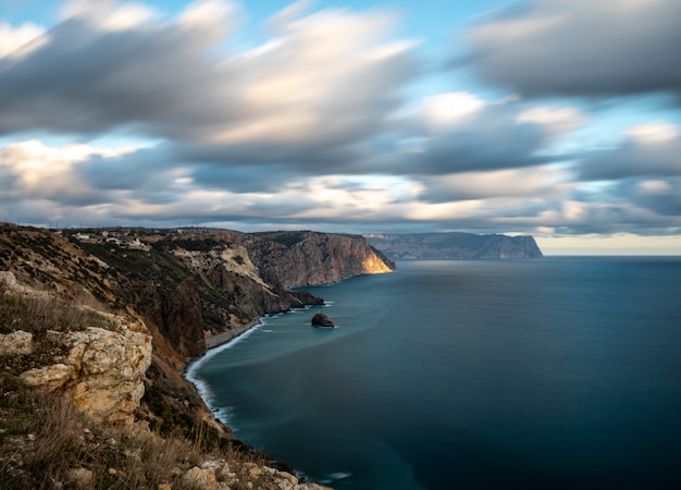 Paisaje marino del mar en calma con nubes y cielo brillante