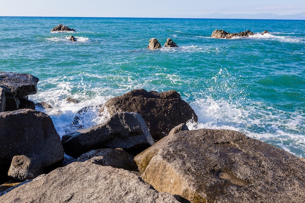 Paisaje marino mediterráneo, mar azul, rocas en la costa, día de verano