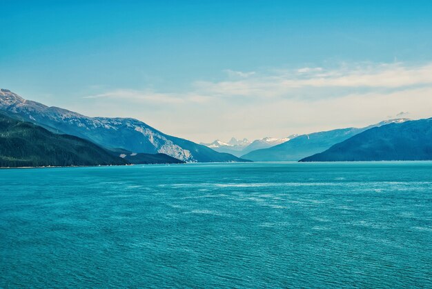 Paisaje marino y de montaña sobre fondo de cielo azul en alaska. Mar, naturaleza, ecología. Vacaciones, pasión por los viajes, viajes. Aventura, viaje de descubrimiento