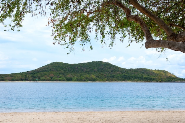 Foto paisaje marino con montañas y árboles. isla de samae san, tailandia.