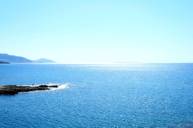 Paisaje marino con montañas y rocas al amanecer