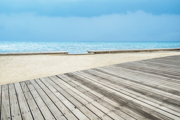 Paisaje marino con muelle de madera vacía