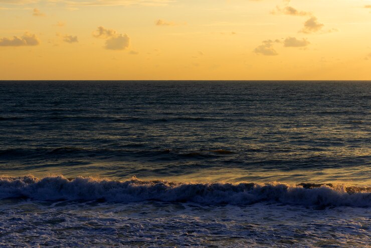 Paisaje marino en la noche al atardecer.