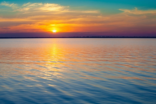 Paisaje marino por la noche. Puesta de sol sobre el mar