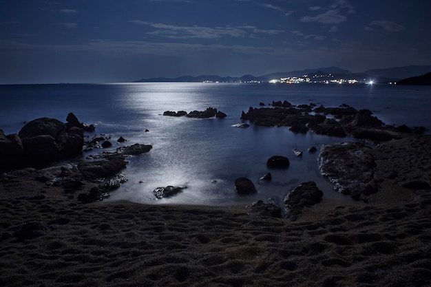Paisaje marino nocturno de la playa de Capo Ferrato, en el sur de Cerdeña, iluminado por la luz reflejada