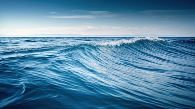 Paisaje marino con ondas y cielo azul.