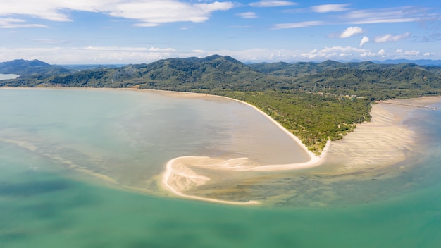 Paisaje marino panorámico y montaña con vista aérea de fondo de cielo azul desde drone