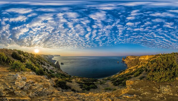 Paisaje marino panorámico nubes de mar en calma y vista brillante del amanecer de la costa del mar negro en el cabo de crimea