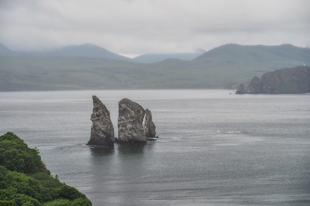 Paisaje marino pintoresco de Kamchatka: paisajes de islas rocosas en el mar con olas - Three Brothers Rocks en la Bahía Avachinskaya (Bahía Avacha) en el Océano Pacífico