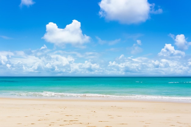 Paisaje marino con playa de mar tropical y fotografía de cielo nublado