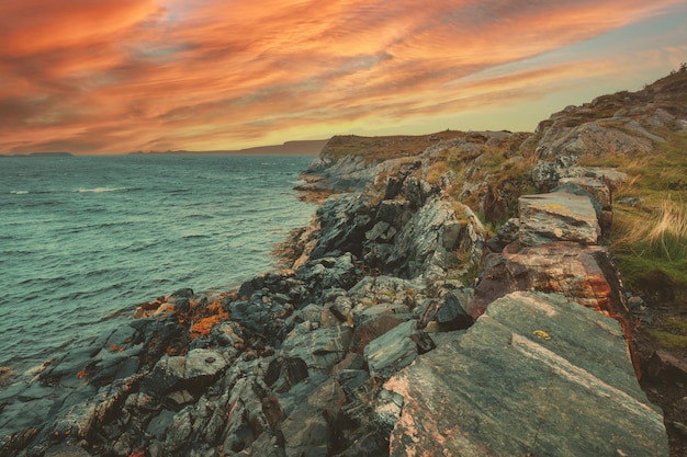 Paisaje marino y playa rocosa Costa atlántica Hermoso desierto de Noruega