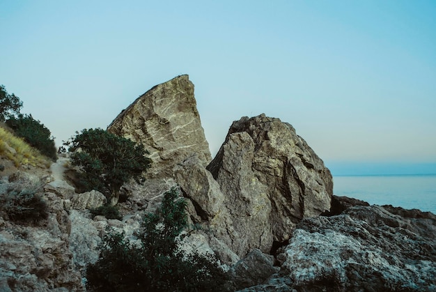 Foto paisaje marino con rocas en la costa en crimea