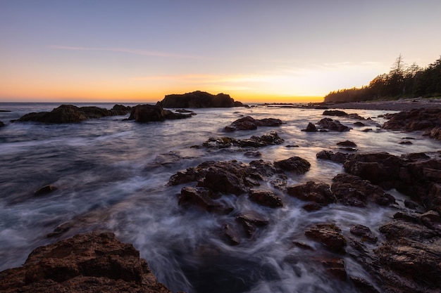 Paisaje marino rocoso en la costa del Océano Pacífico durante una puesta de sol vibrante Fondo de la naturaleza