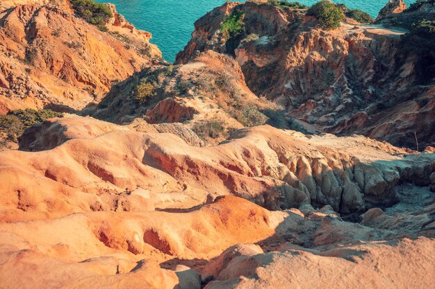 Paisaje marino rocoso en la región del Algarve en el Océano Atlántico Portugal Europa