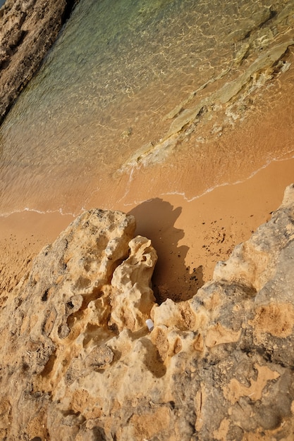 Paisaje marino rojo y naranja típico en acantilados del mar Mediterráneo