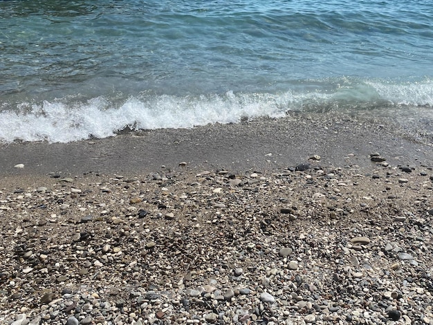 Paisaje marino tranquilo Agua y una playa desierta en pequeños guijarros agua mar océano resto color mínimo