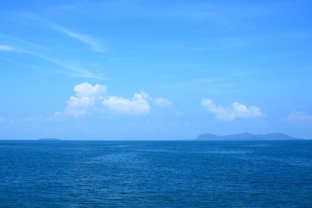 Paisaje marino de verano con cielo azul