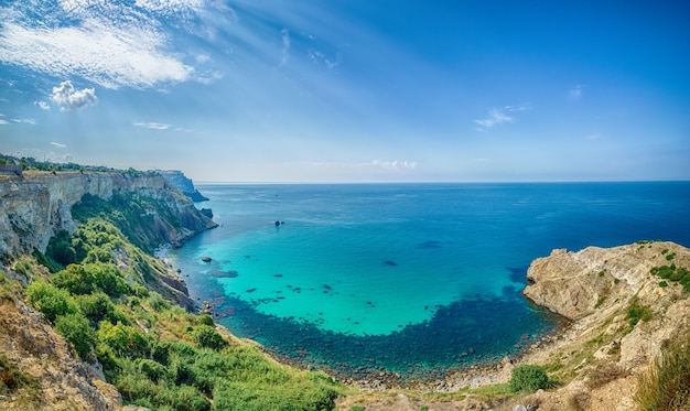 Paisaje marino de verano con formación de rocas Fiolent en la costa de Sebastopol