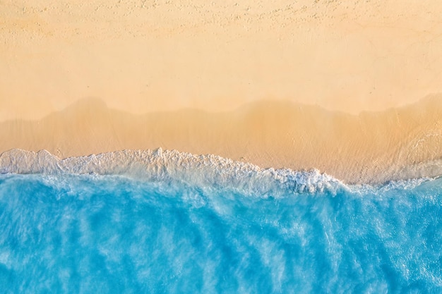 Paisaje marino de verano hermosas olas, agua de mar azul en un día soleado. Vista superior desde un dron. Vista aérea del mar