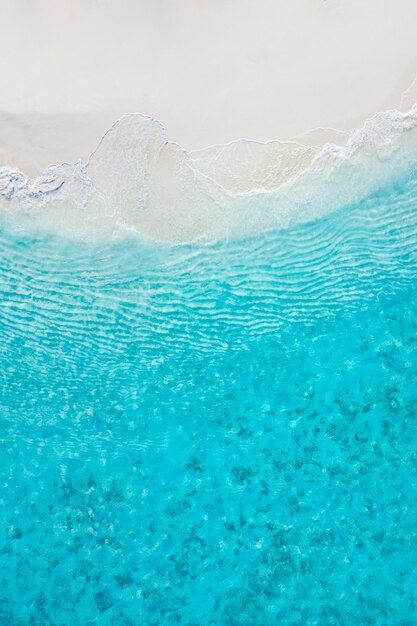Paisaje marino de verano hermosas olas agua de mar azul en un día soleado Vista superior desde drone Vista aérea del mar