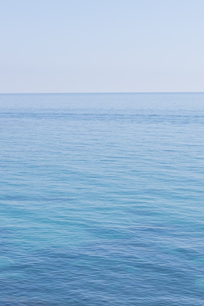 Paisaje marino vertical. Fondo de mar claro