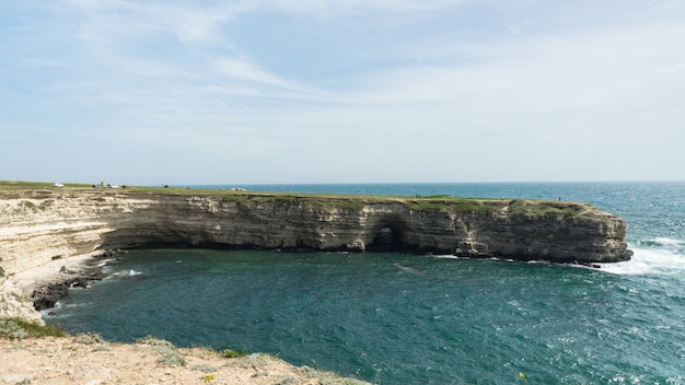 Paisaje marino y vista del hermoso cabo Tarkhankut, Crimea.