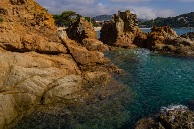 Paisaje marino de la zona turística de la Costa Brava, cerca de la ciudad de Lloret de Mar en Cataluña, España