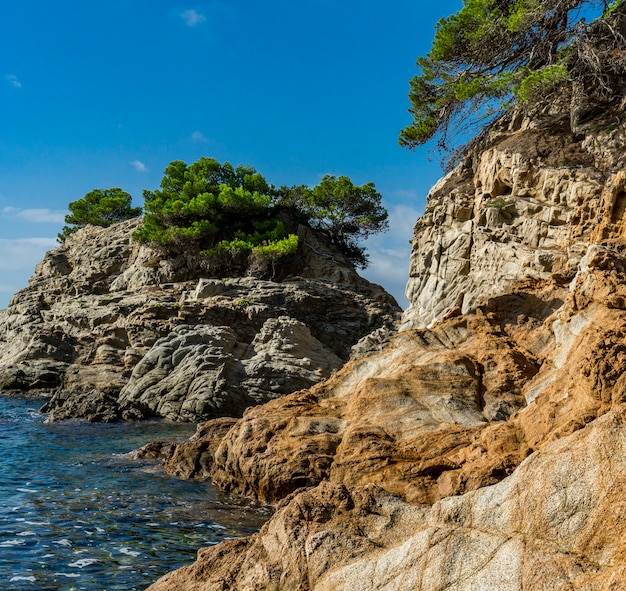 Paisaje marino de la zona turística de la Costa Brava, cerca de la ciudad de Lloret de Mar en Cataluña, España