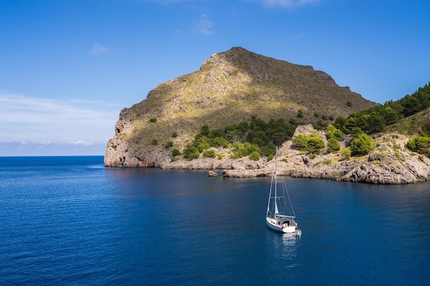 Paisaje marítimo hermosa bahía con mar azul yate blanco entre las hermosas montañas de Mallorca en la costa de Sa Calobra Mar Mediterráneo Mallorca Islas Baleares