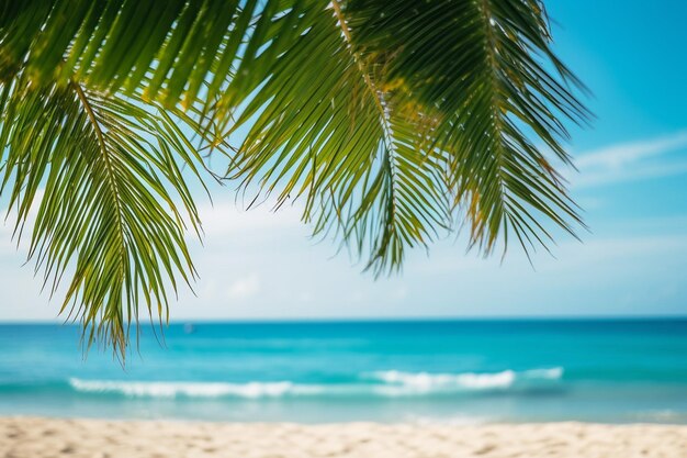 Paisaje marítimo de una hermosa playa tropical con palmeras al amanecer