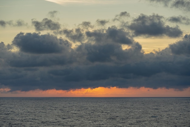 Paisaje marítimo en el Mar Báltico amanecer a través de las nubes en el mar Foto de alta calidad