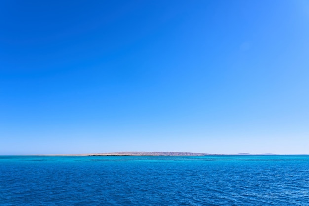 Foto paisaje marítimo con un pequeño pensamiento desolado en el océano azul