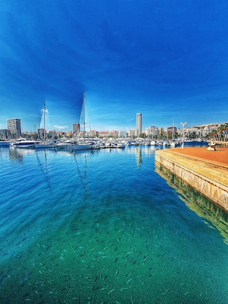 Paisaje marítimo con puerto de yates en Alicante España en un cálido día soleado de verano