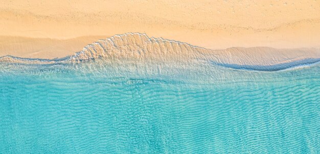 Foto paisaje marítimo de verano hermosas olas agua de mar azul en un día soleado vista superior desde un avión no tripulado vista aérea del mar