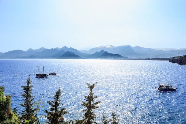 Paisaje mediterráneo en antalya. Vista de las montañas, el mar, los yates y la ciudad.