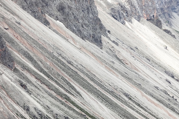 Paisaje minimalista. Caída de rocas de los Dolomitas italianos