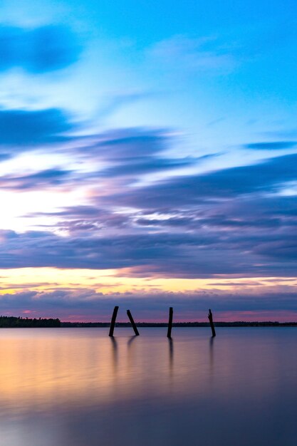 paisaje minimalista. Colorido cielo y el mar se refleja en el atardecer