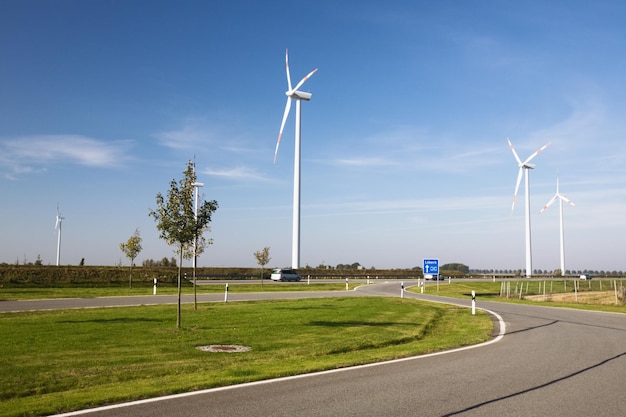 Paisaje moderno con turbinas eólicas y autopista, norte de Alemania