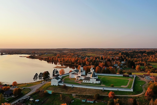 paisaje del monasterio de ferapontov otoño, drone de vista superior, iglesia ortodoxa de vologda