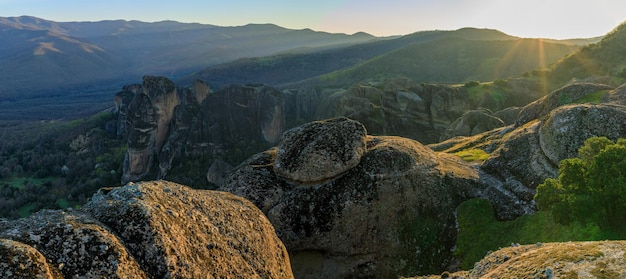 Paisaje con monasterios y formaciones rocosas en Meteora Grecia