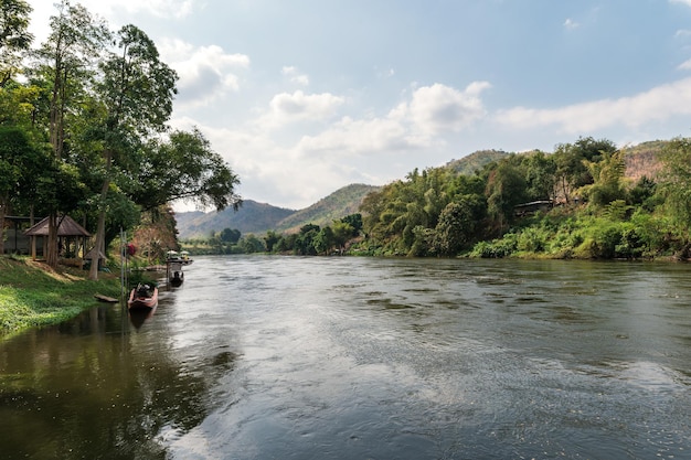 Paisaje de montaña y agua que fluye en la orilla del río Kwai, Kanchanaburi