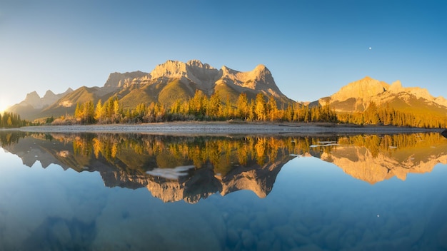 Paisaje de montaña al amanecer Rayos de sol en un valle Ríos y bosques en un valle de montaña Canadá