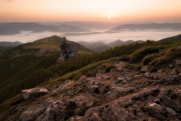 Foto paisaje de montaña al amanecer