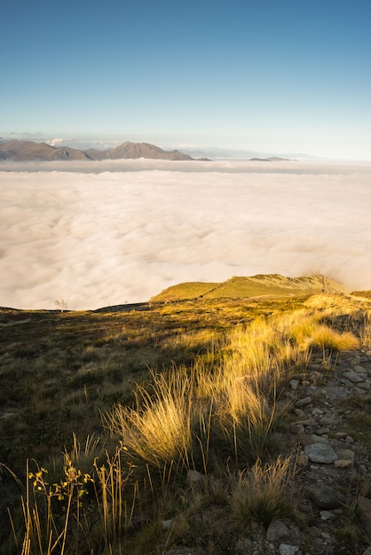 Paisaje de montaña al atardecer, los Alpes