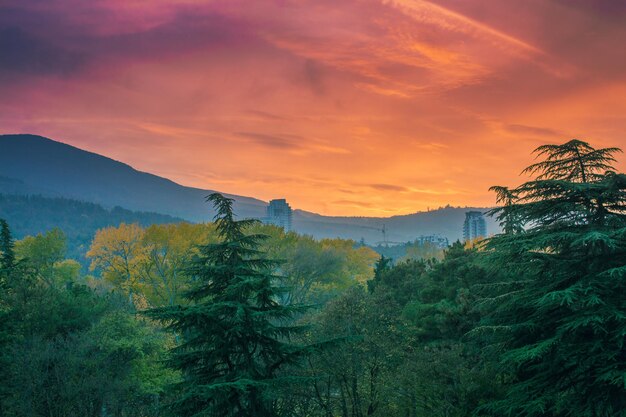 Paisaje de montaña al atardecer Georgia Tbilisi