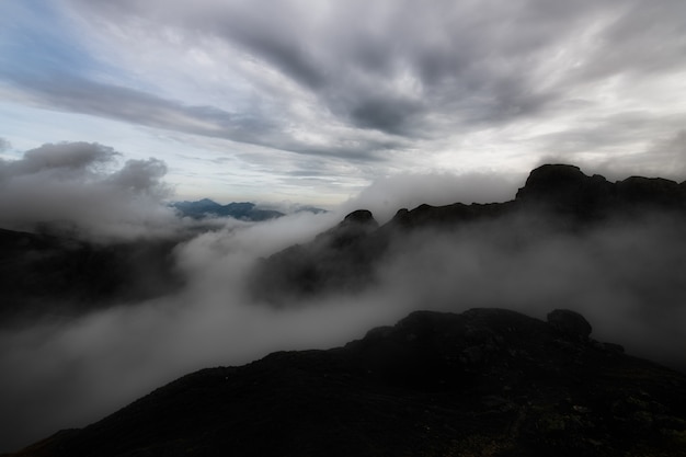 Paisaje de montaña al atardecer con el juego de las nubes entre los picos